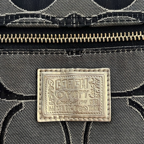 Coach Poppy large pop op zip close w/tag GUC - Picture 2 of 12